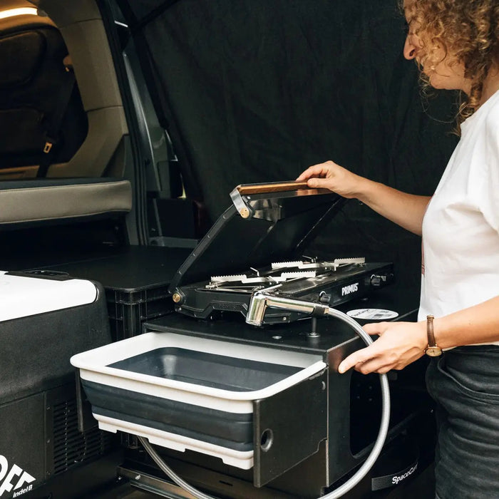 Modulo cucina SpaceKitchen (cucina posteriore) per VW T7 Multivan di SpaceCamper Modular